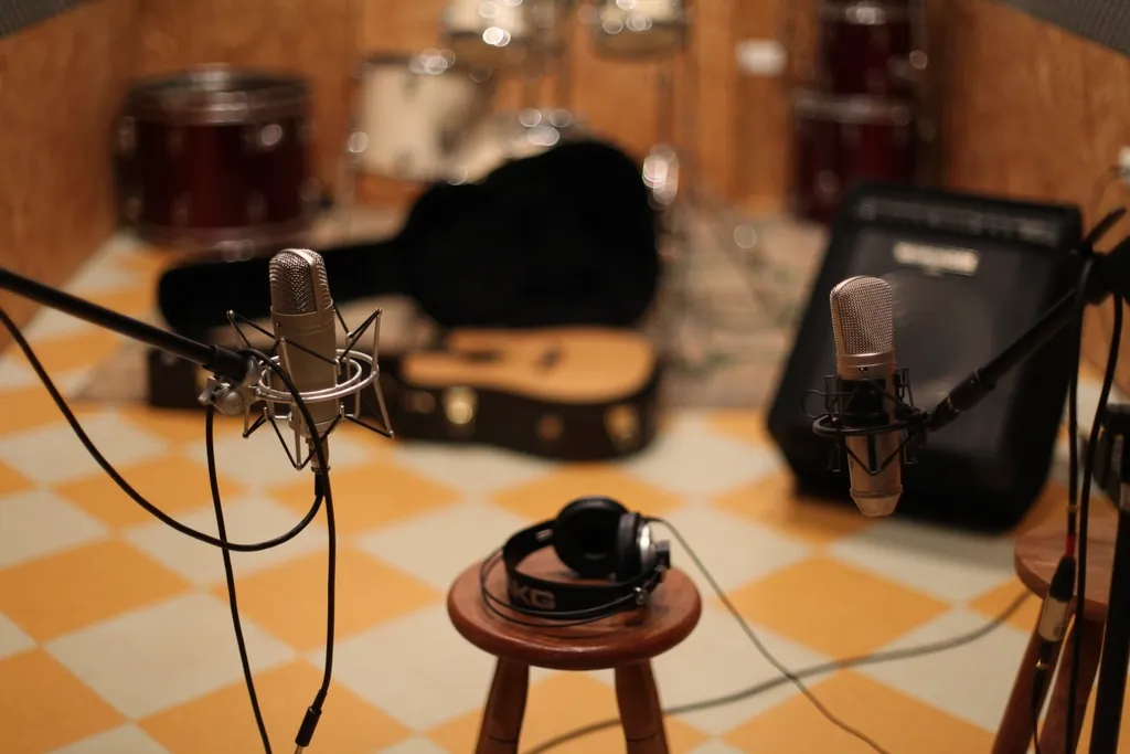 A Fregaard teaching studio with guitars, microphones and amps
